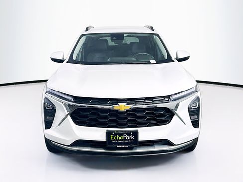 Used 2025 Chevrolet Trax LT w/ LT Convenience Package image 2