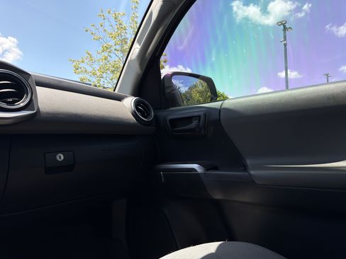 Used 2019 Toyota Tacoma SR5 RWD image 18