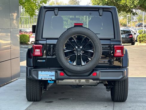 Used 2023 Jeep Wrangler Unlimited Sahara AWD/4WD image 4