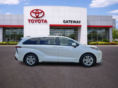Used 2021 Toyota Sienna Platinum AWD/4WD image 4