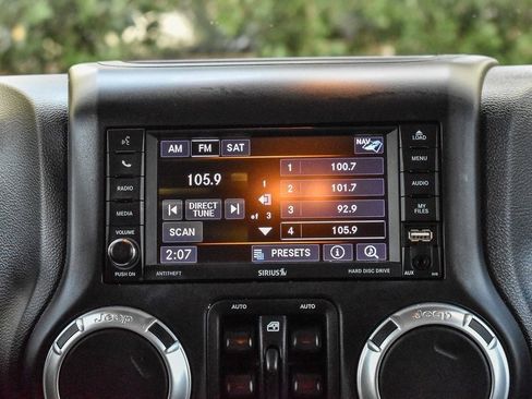 Used 2018 Jeep Wrangler Unlimited Rubicon w/ Connectivity Group image 13