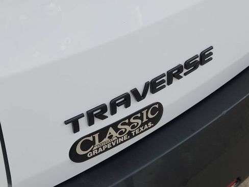 Used 2022 Chevrolet Traverse RS FWD image 9