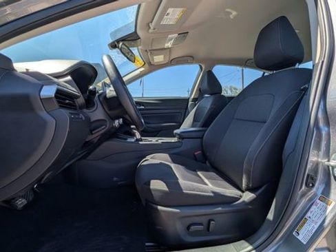 Used 2025 Nissan Altima 2.5 SV FWD image 3