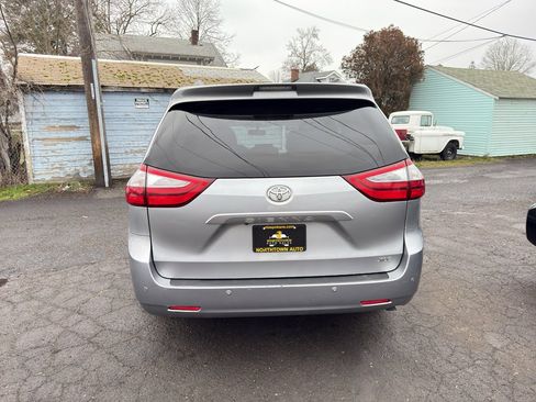 Used 2017 Toyota Sienna XLE image 5