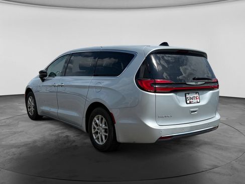 Used 2024 Chrysler Pacifica Touring-L FWD image 7