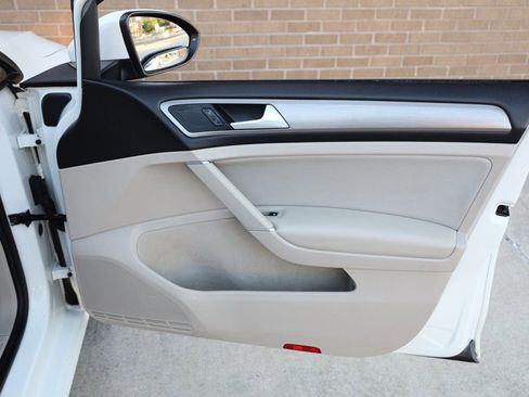 Used 2016 Volkswagen Golf S image 24