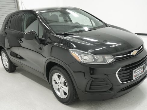 Used 2020 Chevrolet Trax LS w/ Tint and Cruise Package FWD image 3