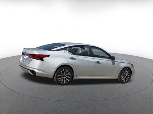 Used 2025 Nissan Altima 2.5 SV FWD image 15