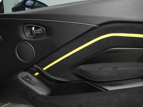Used 2020 Aston Martin V8 Vantage AMR RWD image 40