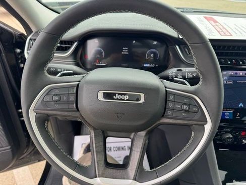 Certified 2023 Jeep Grand Cherokee Limited w/ Luxury Tech Group II AWD/4WD image 17