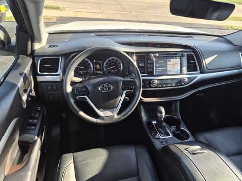 Used 2018 Toyota Highlander XLE AWD/4WD image 17