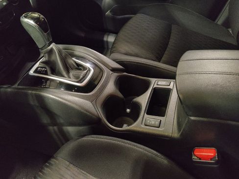 Used 2019 Nissan Rogue SV image 26