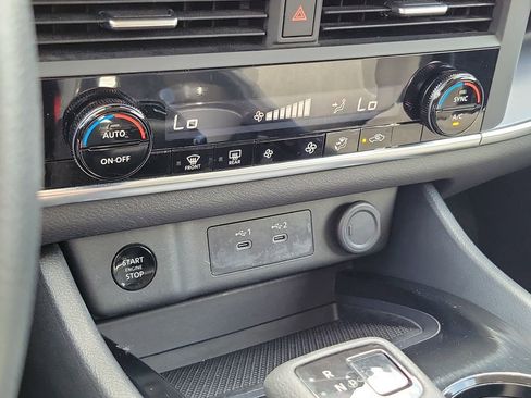 Used 2024 Nissan Rogue SV FWD image 25