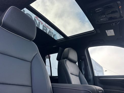 New 2025 Chevrolet Suburban Premier image 19