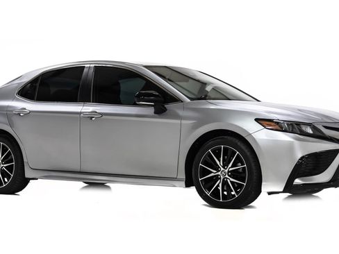Used 2022 Toyota Camry SE image 1