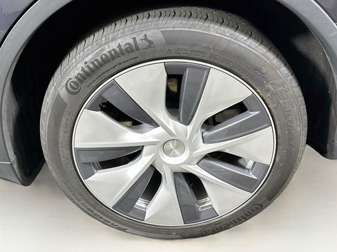 Used 2024 Tesla Model Y Long Range AWD/4WD image 11