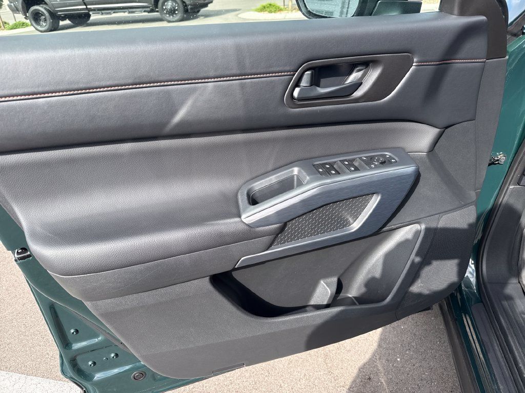 Used 2025 Nissan Pathfinder Rock Creek AWD/4WD image 13