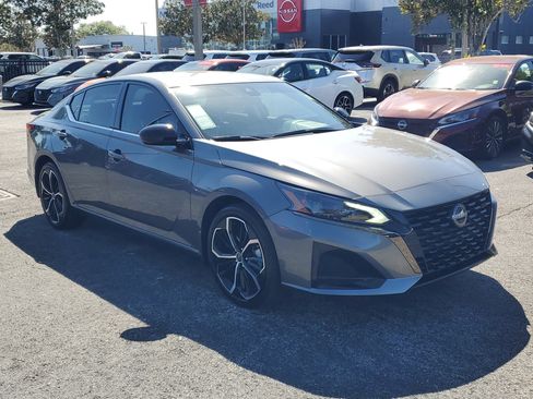 Certified 2025 Nissan Altima 2.5 SR image 3