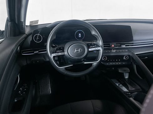 Used 2025 Hyundai Elantra SEL FWD image 17