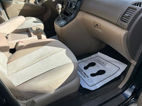 Used 2012 Kia Sedona LX image 12