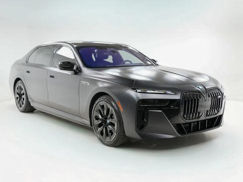 Used 2024 BMW i7 M70 w/ Executive Package AWD/4WD image 8