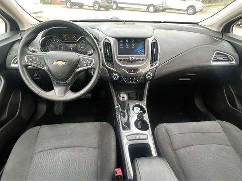 Used 2018 Chevrolet Cruze LT w/ Convenience Package FWD image 9