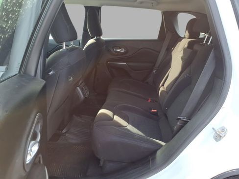 Used 2019 Jeep Cherokee Latitude w/ Popular Appearance Group image 16