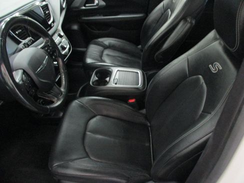 Used 2020 Chrysler Pacifica Touring-L Plus image 14