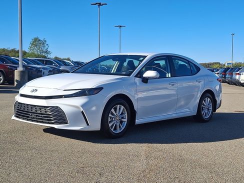 Certified 2025 Toyota Camry image 3