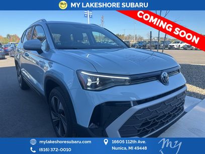 Used 2025 Volkswagen Taos SE w/ Panoramic Sunroof Package