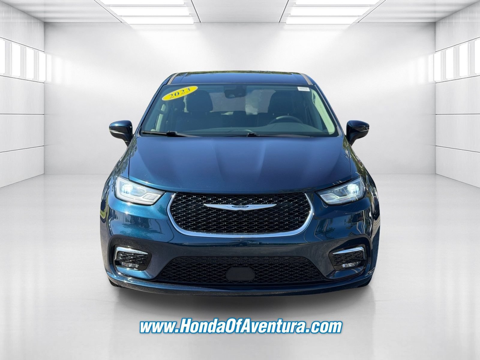 Used 2023 Chrysler Pacifica Touring-L FWD image 2