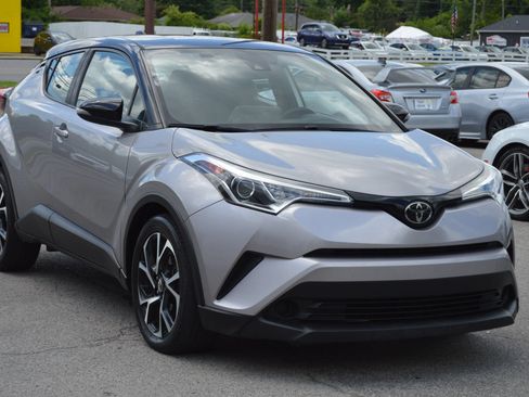 Used 2019 Toyota C-HR XLE FWD image 2