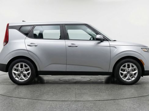 Used 2025 Kia Soul LX w/ LX Technology Package FWD image 11