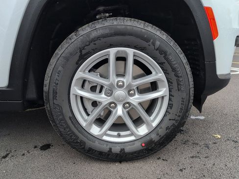 New 2025 Jeep Grand Cherokee L Laredo image 9