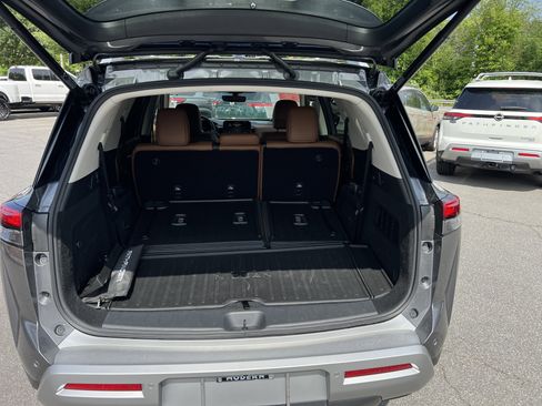 Certified 2025 Nissan Pathfinder Platinum w/ Cargo Package AWD/4WD image 17
