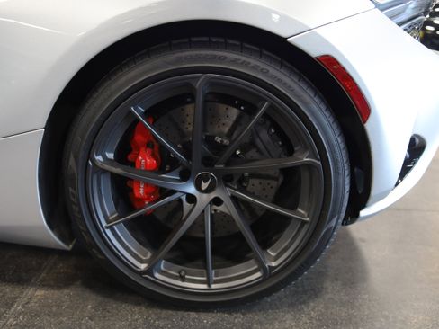 Used 2026 McLaren 750S Spider RWD image 11