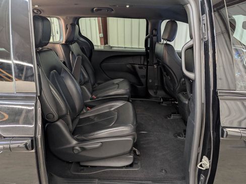 Used 2022 Chrysler Pacifica Touring-L w/ S Appearance Package FWD image 35