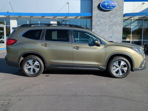 Used 2023 Subaru Ascent Premium w/ Convenience Package image 2