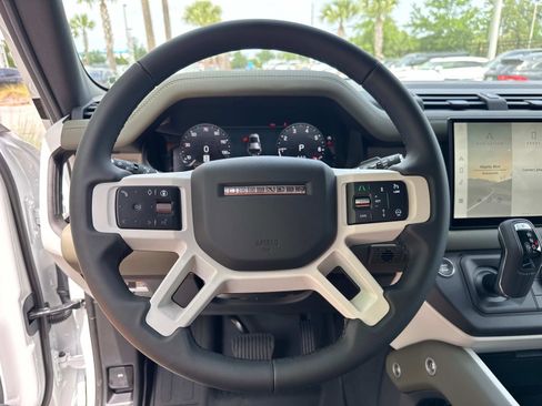 Used 2025 Land Rover Defender 110 X-Dynamic SE image 27