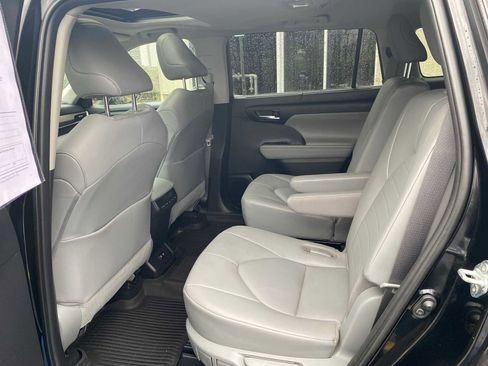 Used 2020 Toyota Highlander XLE AWD/4WD image 10