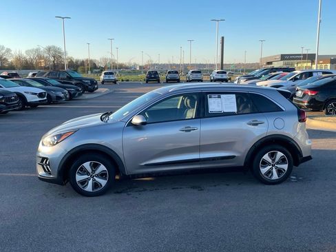 Certified 2022 Kia Niro LX image 4
