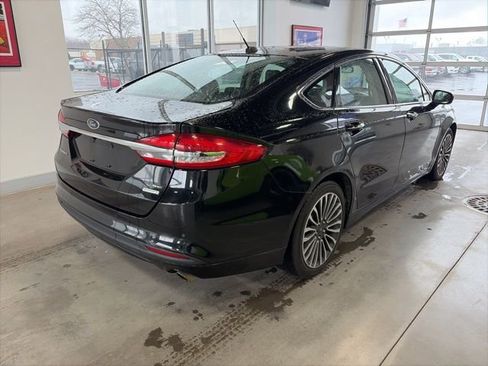 Used 2017 Ford Fusion SE w/ Fusion SE Technology Package image 4