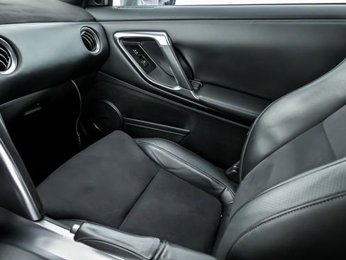Used 2010 Nissan GT-R Premium image 38