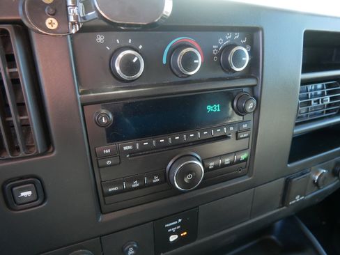 Used 2017 Chevrolet Express 2500 RWD image 31