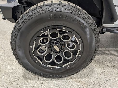 Used 2018 Jeep Wrangler Sport AWD/4WD image 10