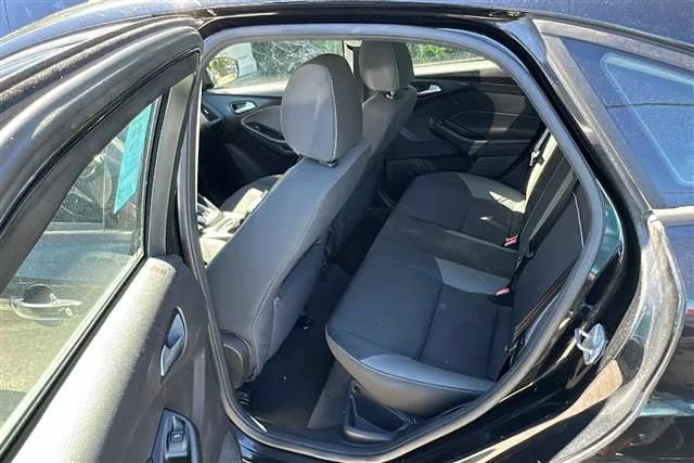 Used 2014 Ford Focus SE w/ SE Winter Package FWD image 4