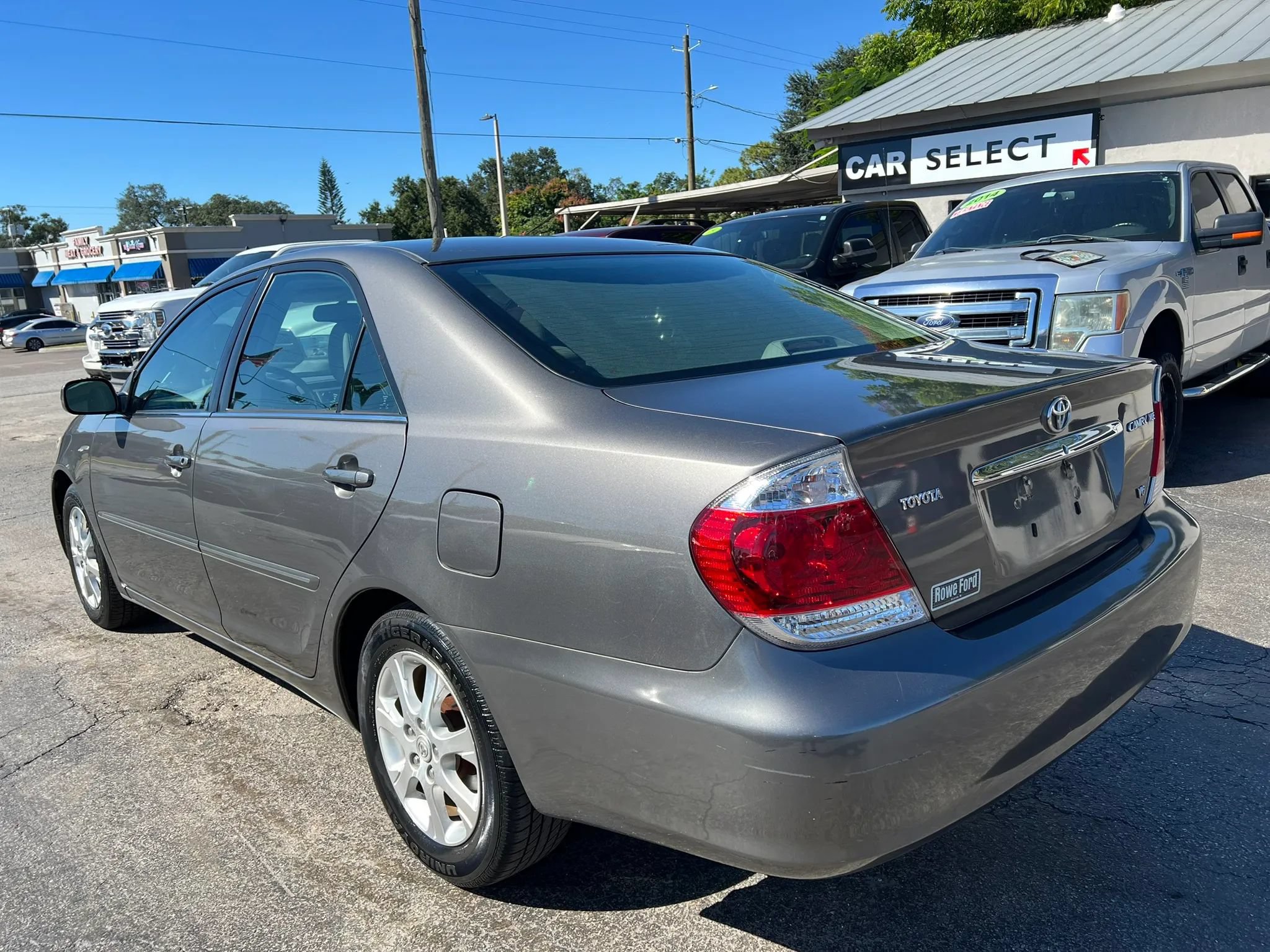 Used 2005 Toyota Camry XLE w/ VSC & Side Airbag Pkg FWD image 8