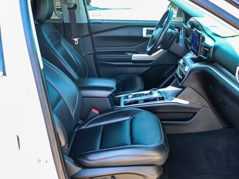 Used 2021 Ford Explorer XLT w/ Equipment Group 202A AWD/4WD image 16
