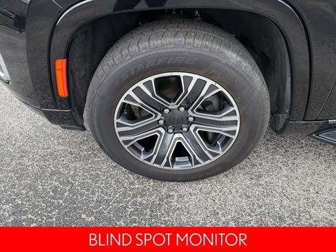 Used 2024 Jeep Wagoneer L Series II RWD image 12