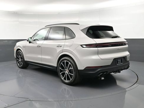 Certified 2026 Porsche Cayenne E-Hybrid AWD/4WD image 3